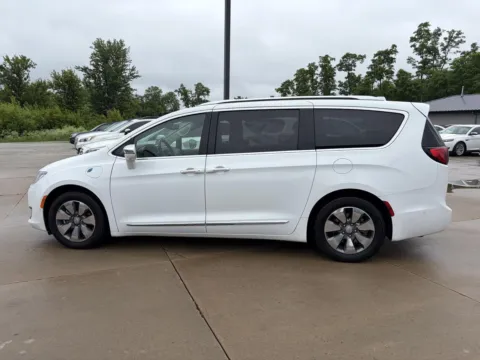 More photos of 2019 Chrysler Pacifica Hybrid Limited at Houdek Auto Center, IA