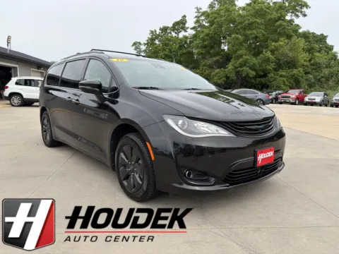 Black 2019 Chrysler Pacifica Hybrid Limited for sale in Marion, IA