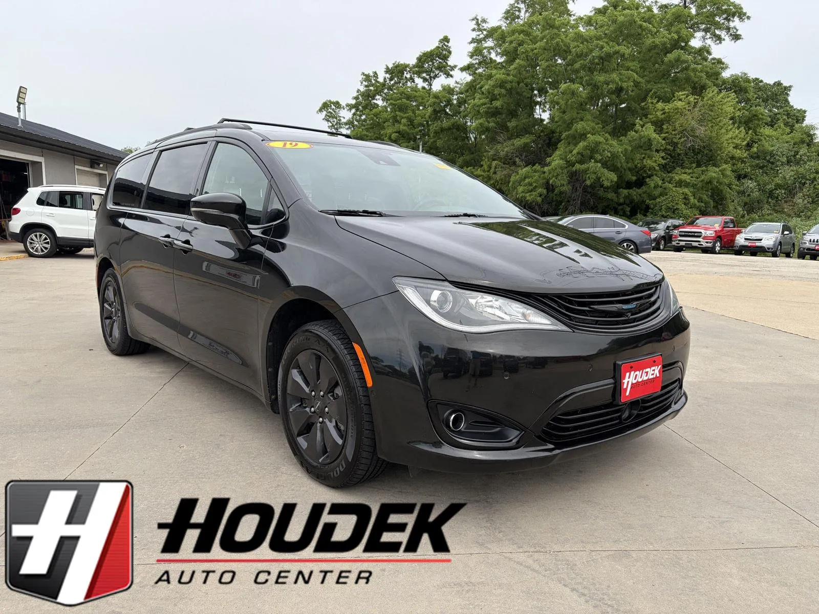 Black 2019 Chrysler Pacifica Hybrid Limited for sale in Marion, IA