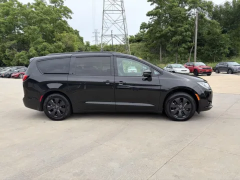 More photos of 2019 Chrysler Pacifica Hybrid Limited at Houdek Auto Center, IA
