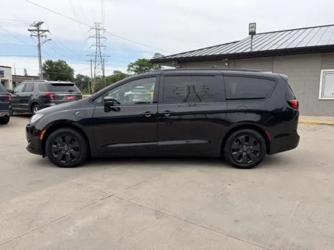 More photos of 2019 Chrysler Pacifica Hybrid Limited at Houdek Auto Center, IA