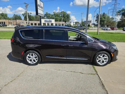 More photos of 2017 Chrysler Pacifica Touring-L Plus at Houdek Auto Center, IA