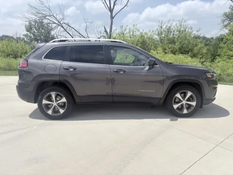 More photos of 2019 Jeep Cherokee Limited at Houdek Auto Center, IA