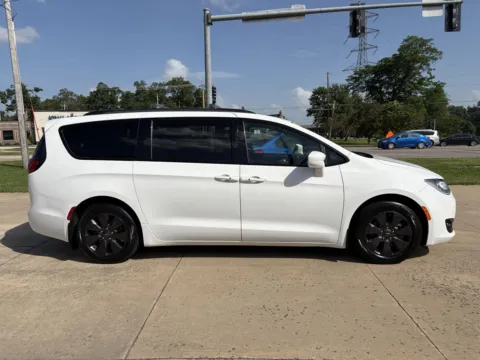 More photos of 2019 Chrysler Pacifica Hybrid Touring L at Houdek Auto Center, IA