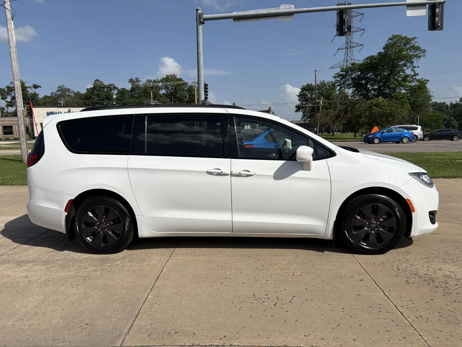 Chrysler Pacifica photo 4