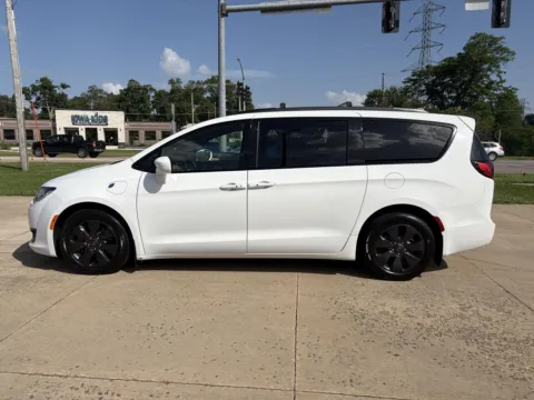 More photos of 2019 Chrysler Pacifica Hybrid Touring L at Houdek Auto Center, IA