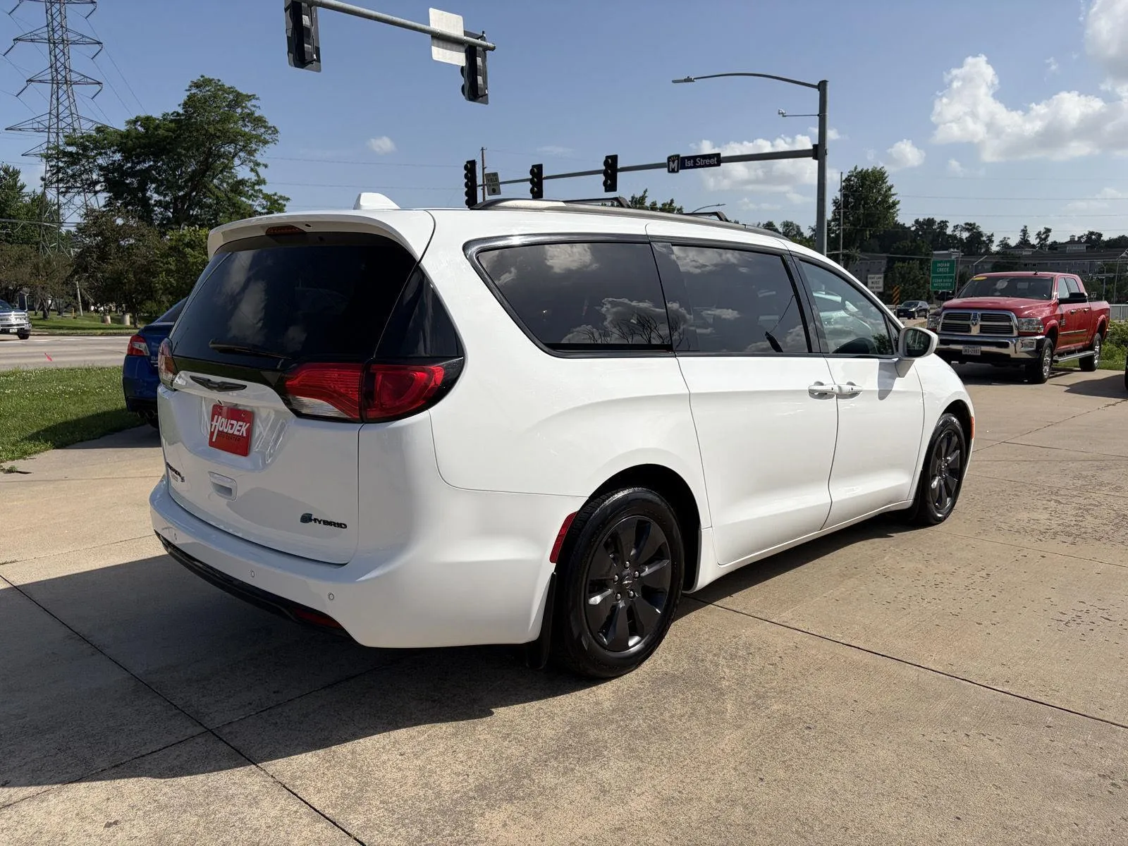 Chrysler Pacifica photo 8
