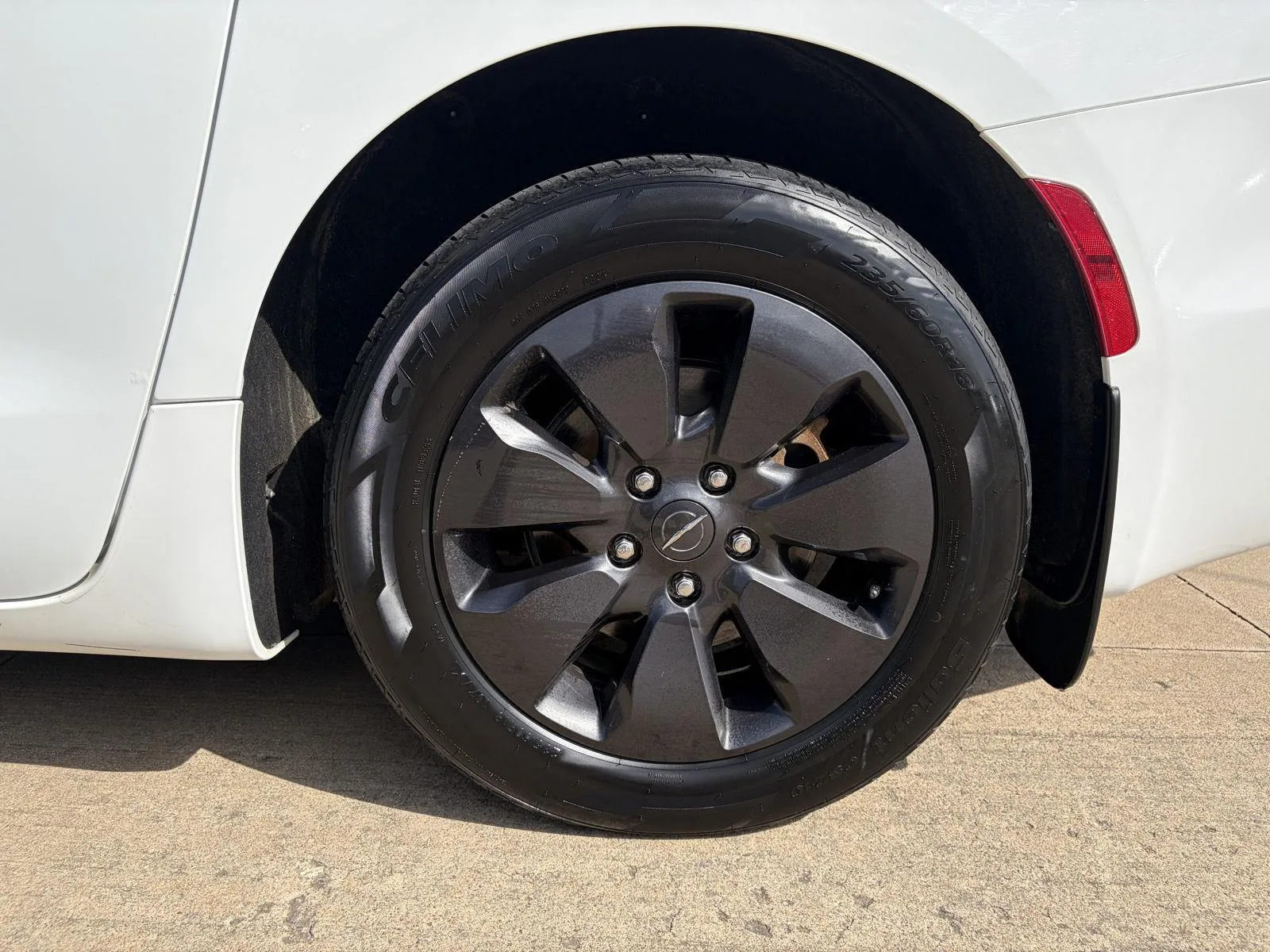 Chrysler Pacifica photo 9