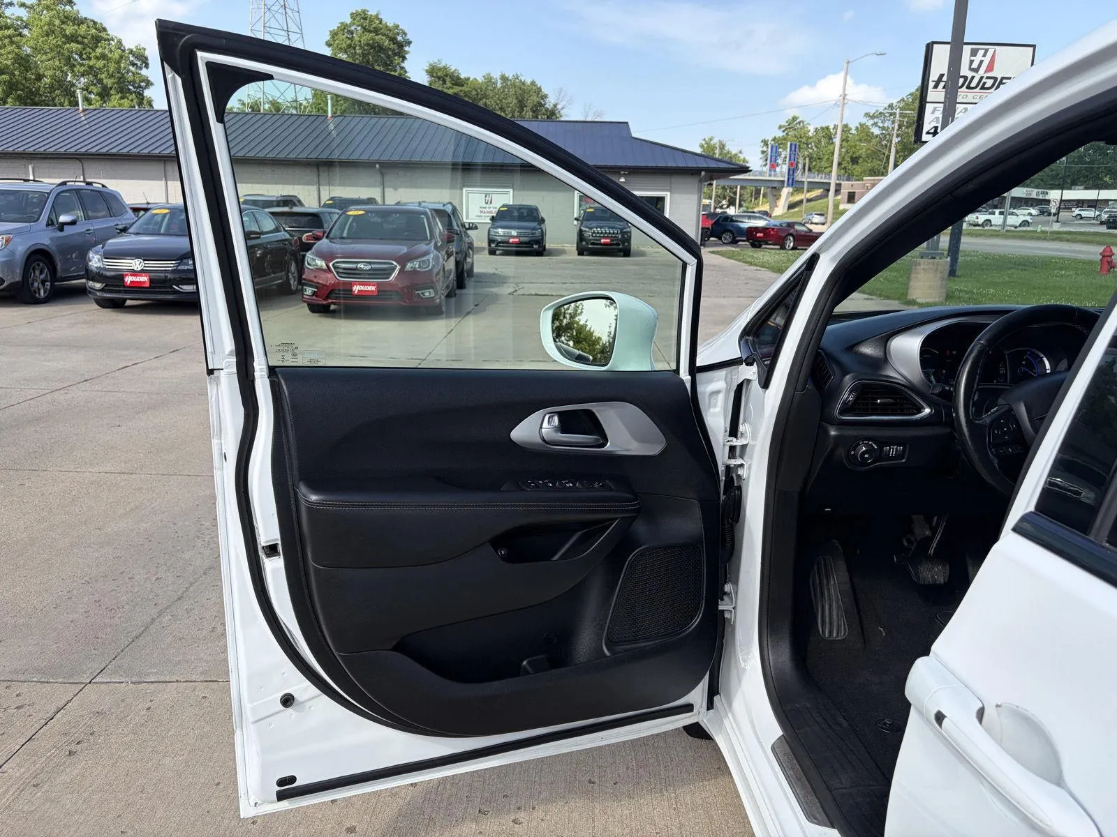 Chrysler Pacifica photo 10