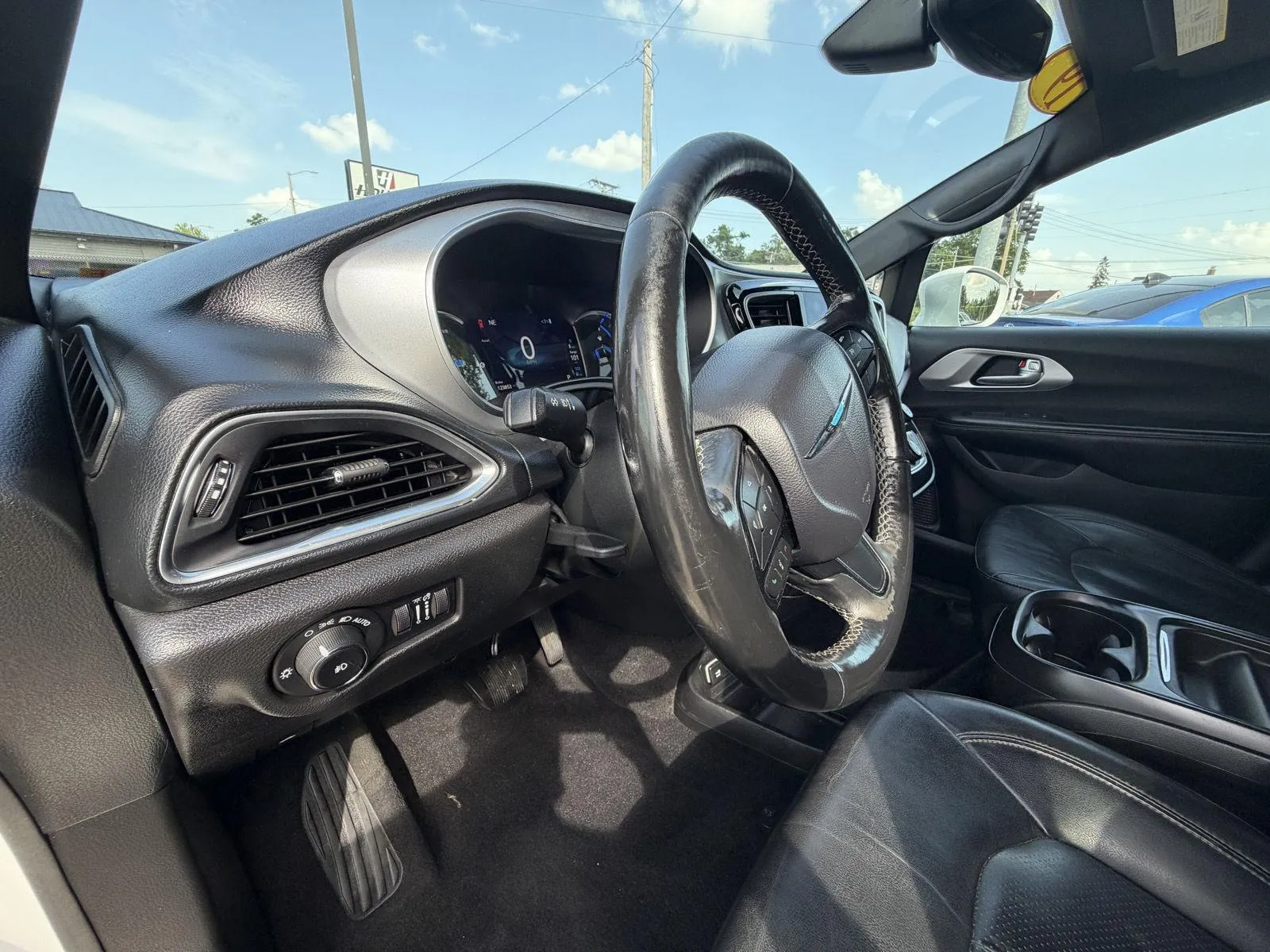 Chrysler Pacifica photo 11