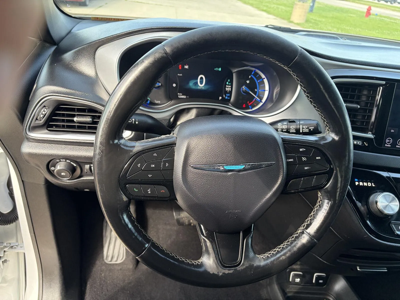 Chrysler Pacifica photo 12