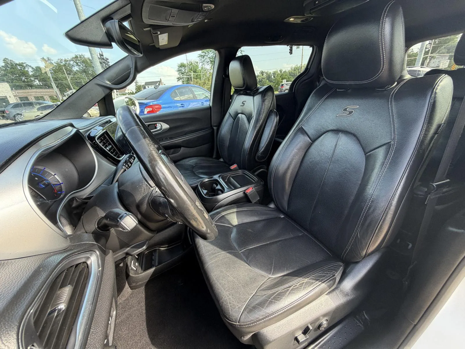 Chrysler Pacifica photo 13