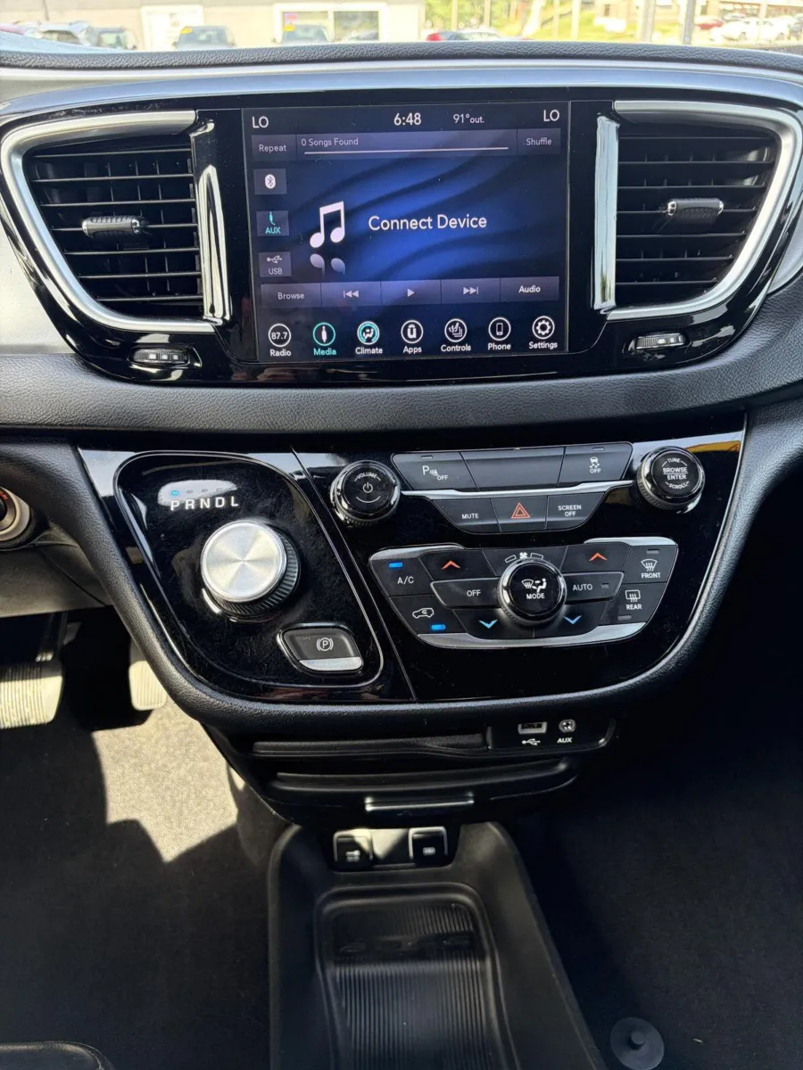 Chrysler Pacifica photo 23