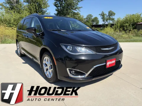 Black 2018 Chrysler Pacifica Touring L for sale in Marion, IA
