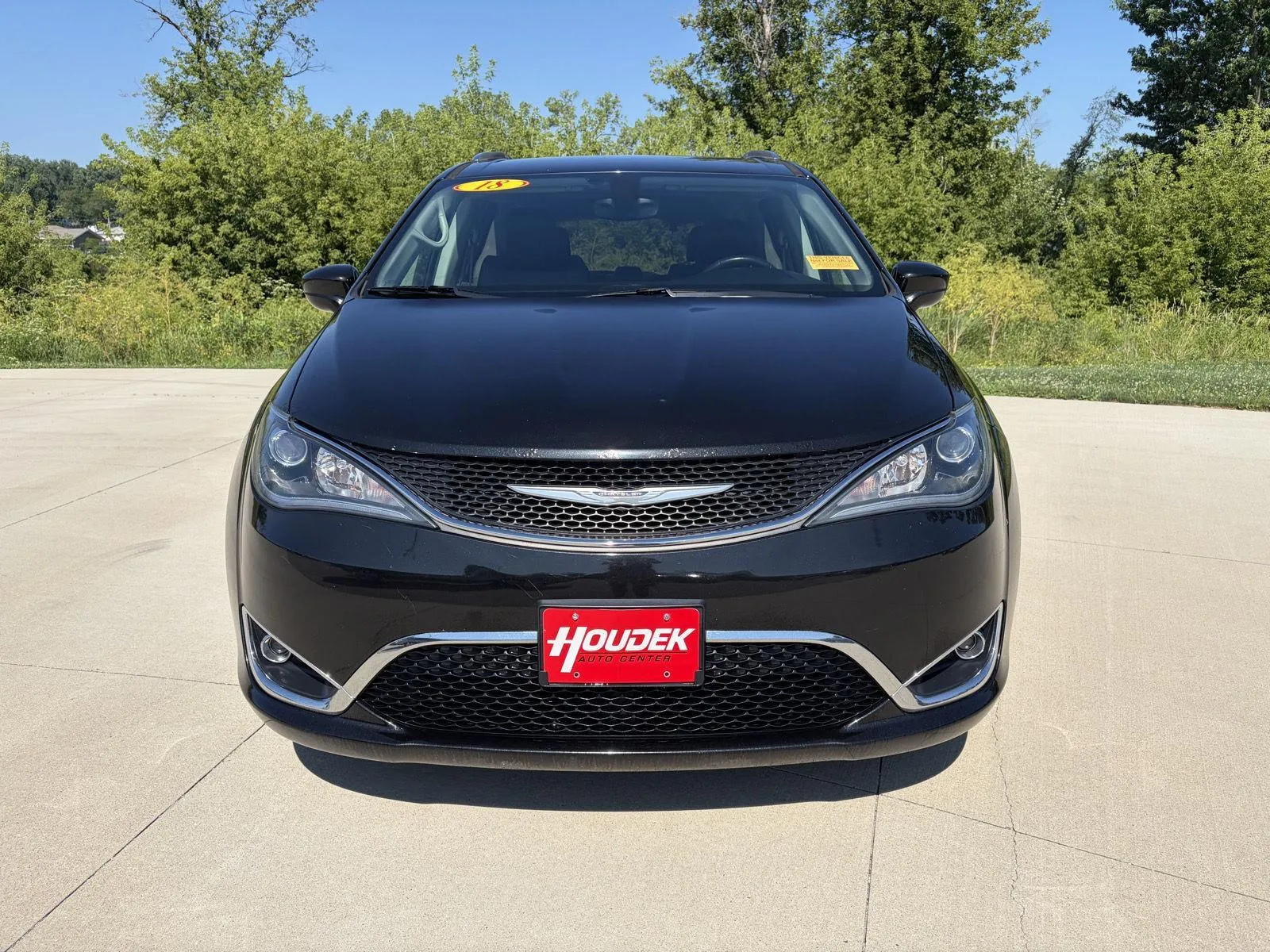 Chrysler Pacifica photo 2