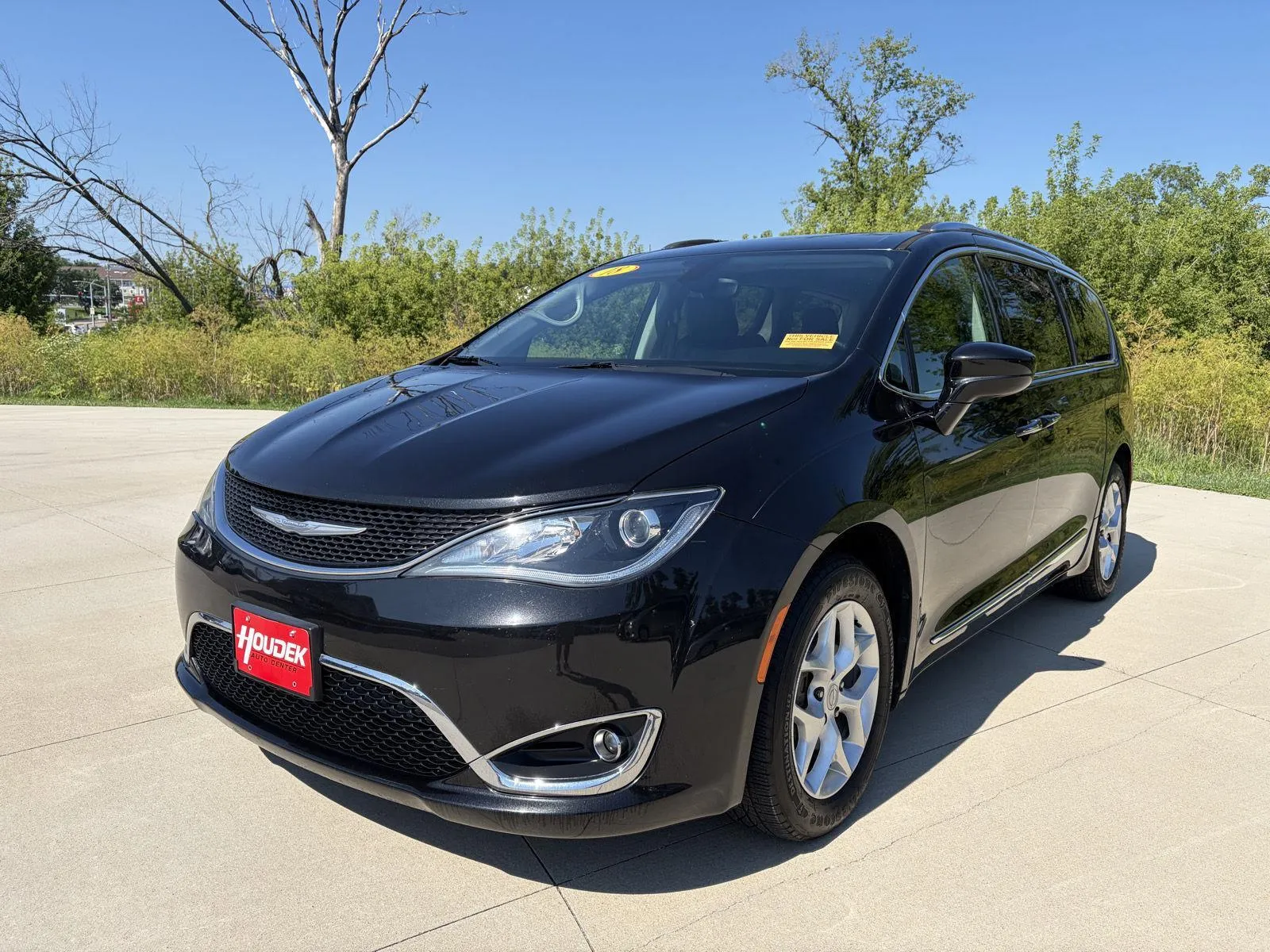 Chrysler Pacifica photo 3