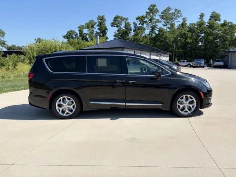 More photos of 2018 Chrysler Pacifica Touring L at Houdek Auto Center, IA