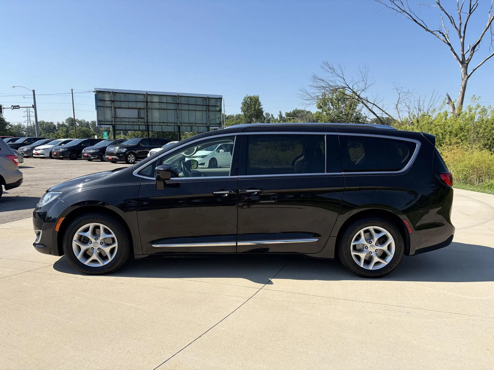 Chrysler Pacifica photo 5