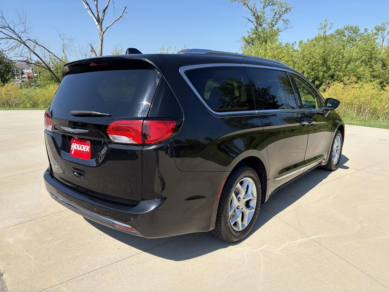 Chrysler Pacifica photo 8