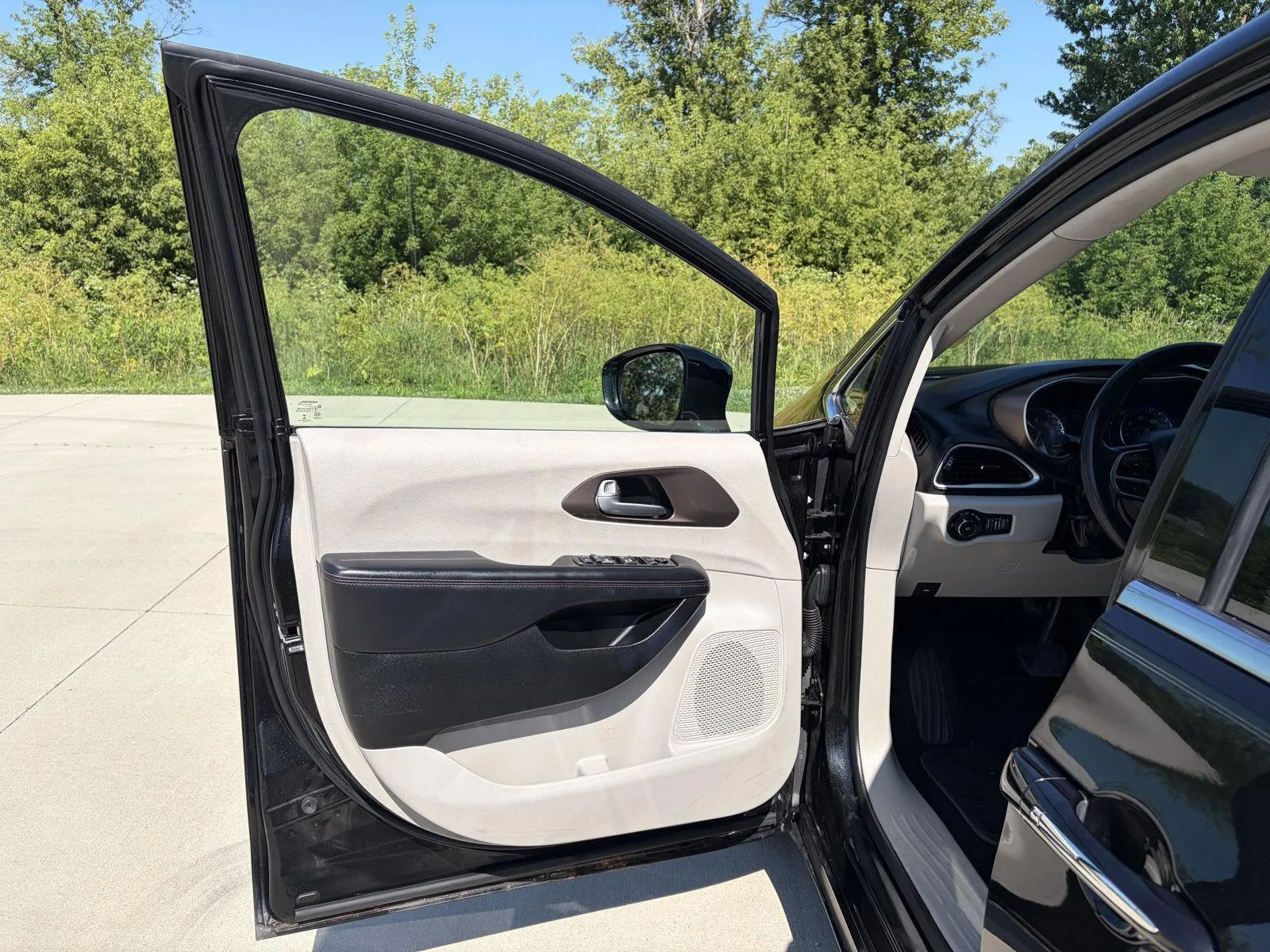 Chrysler Pacifica photo 9