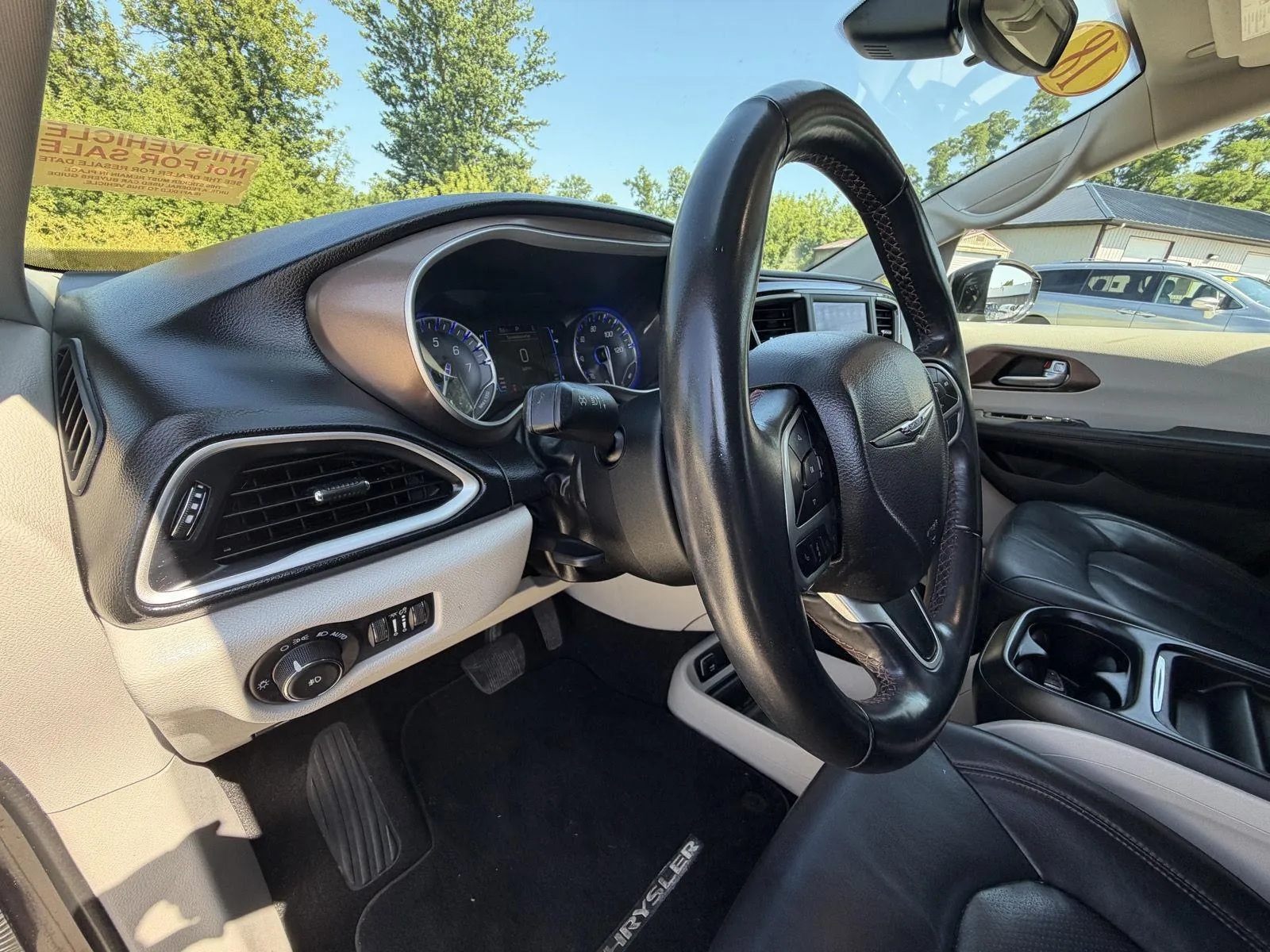 Chrysler Pacifica photo 10