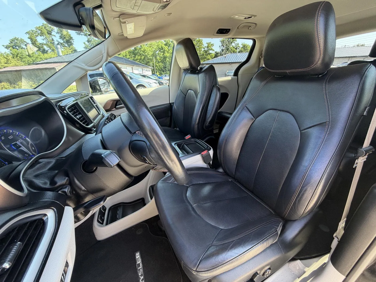 Chrysler Pacifica photo 12