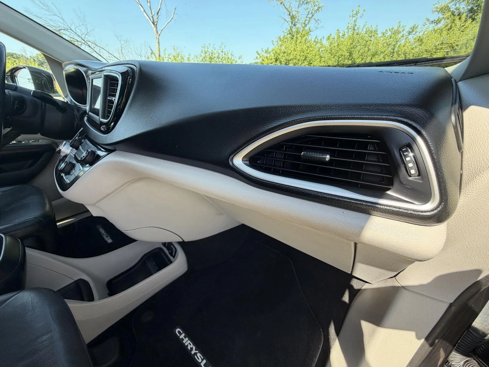 Chrysler Pacifica photo 13