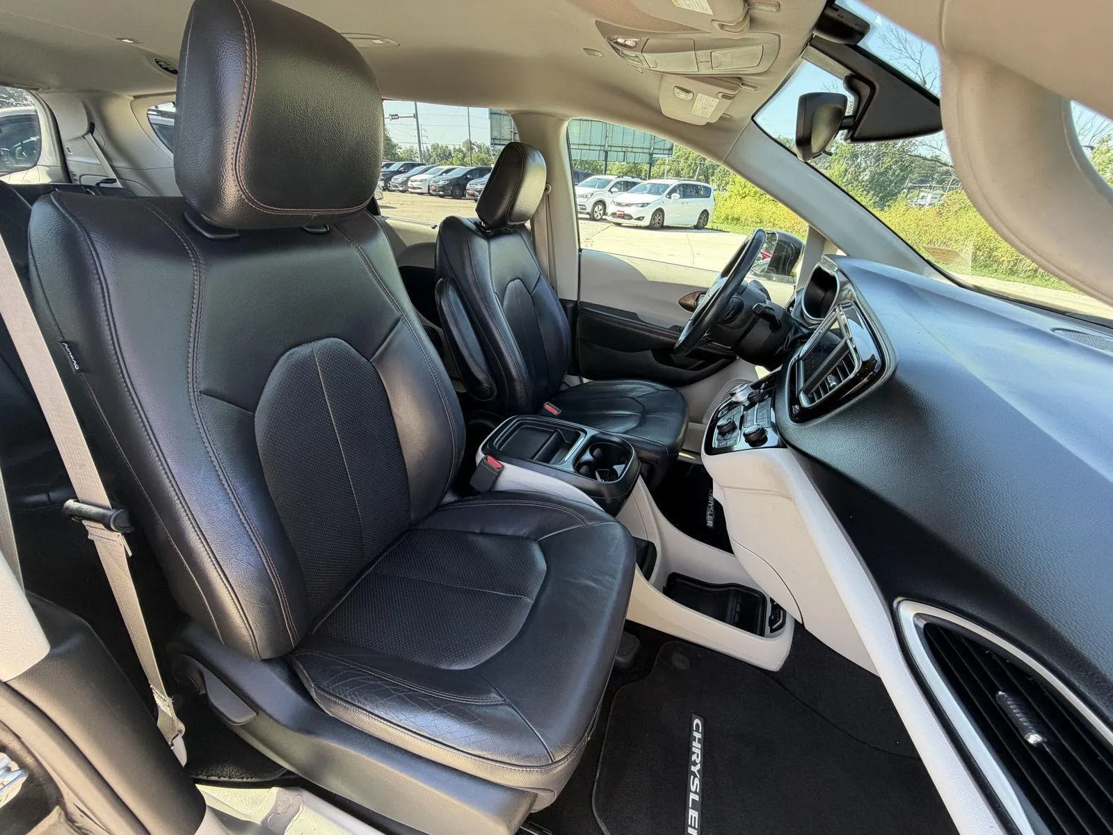 Chrysler Pacifica photo 14