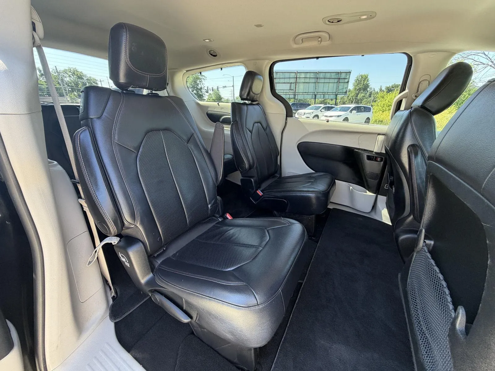 Chrysler Pacifica photo 16