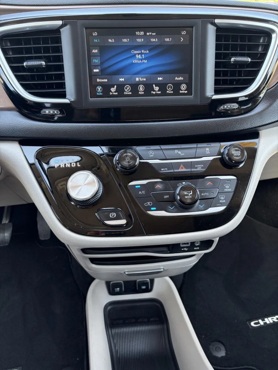 Chrysler Pacifica photo 21
