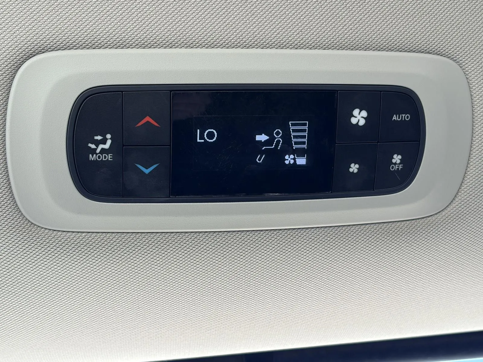 Chrysler Pacifica photo 24