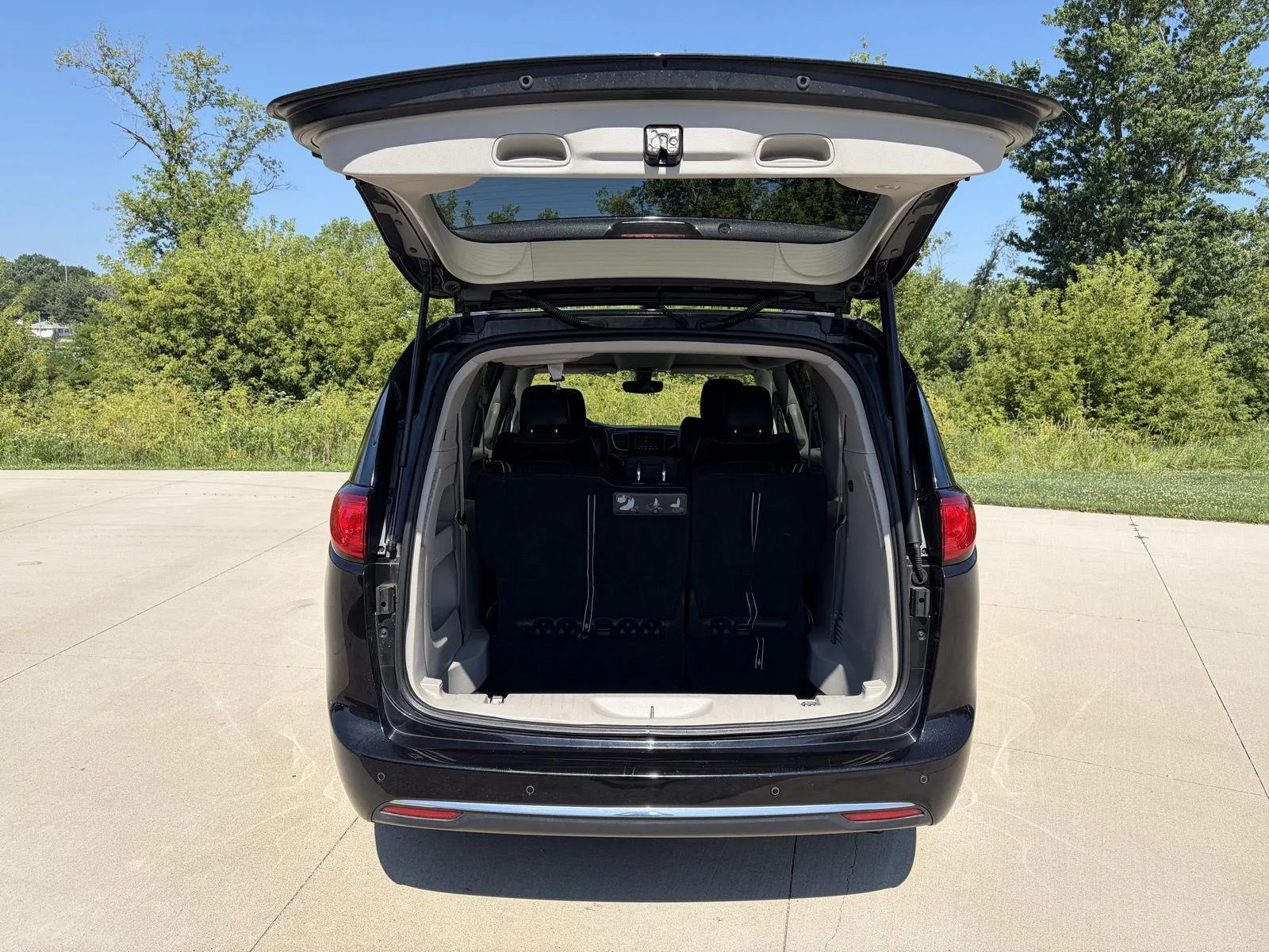 Chrysler Pacifica photo 26