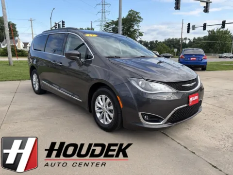 Gray 2017 Chrysler Pacifica Touring-L for sale in Marion, IA