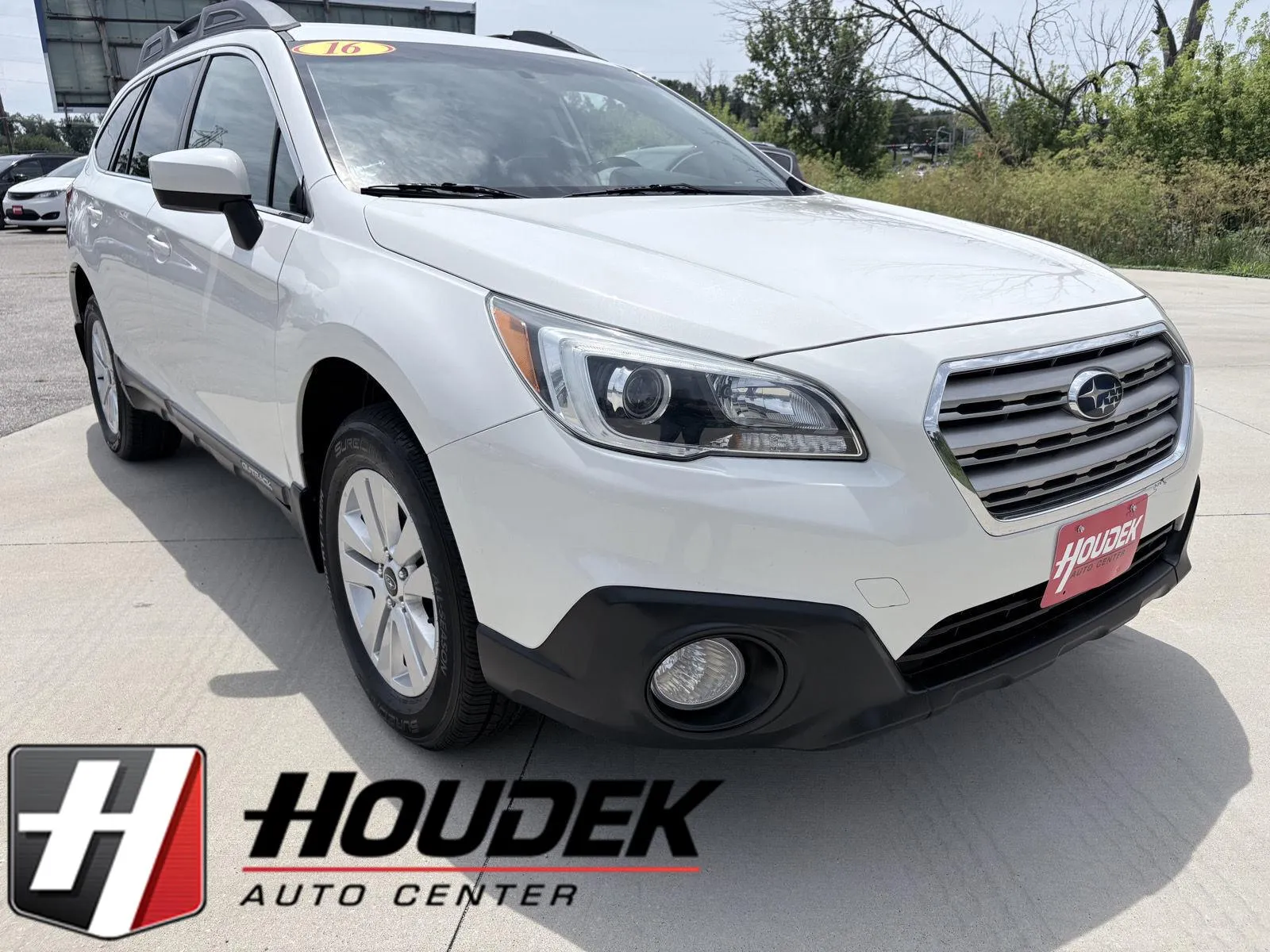 White 2016 Subaru Outback 2.5i Premium for sale in Marion, IA
