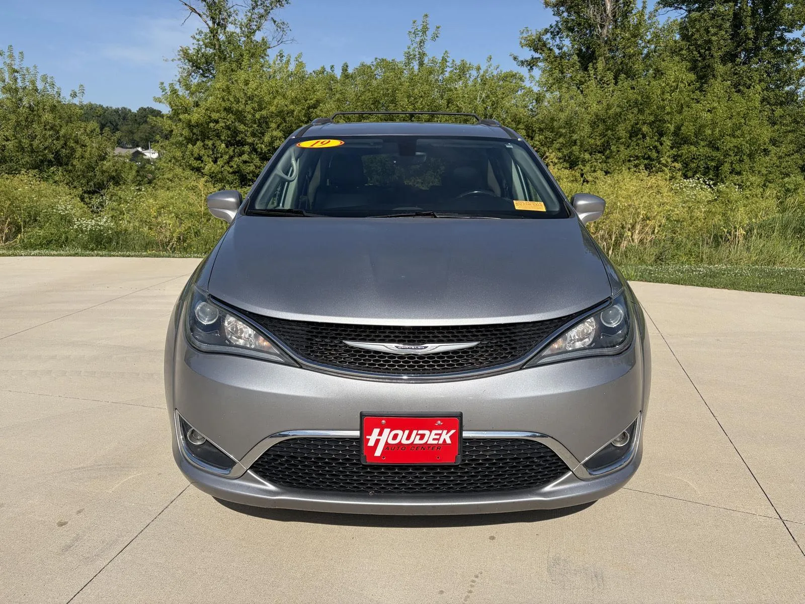 Chrysler Pacifica photo 2