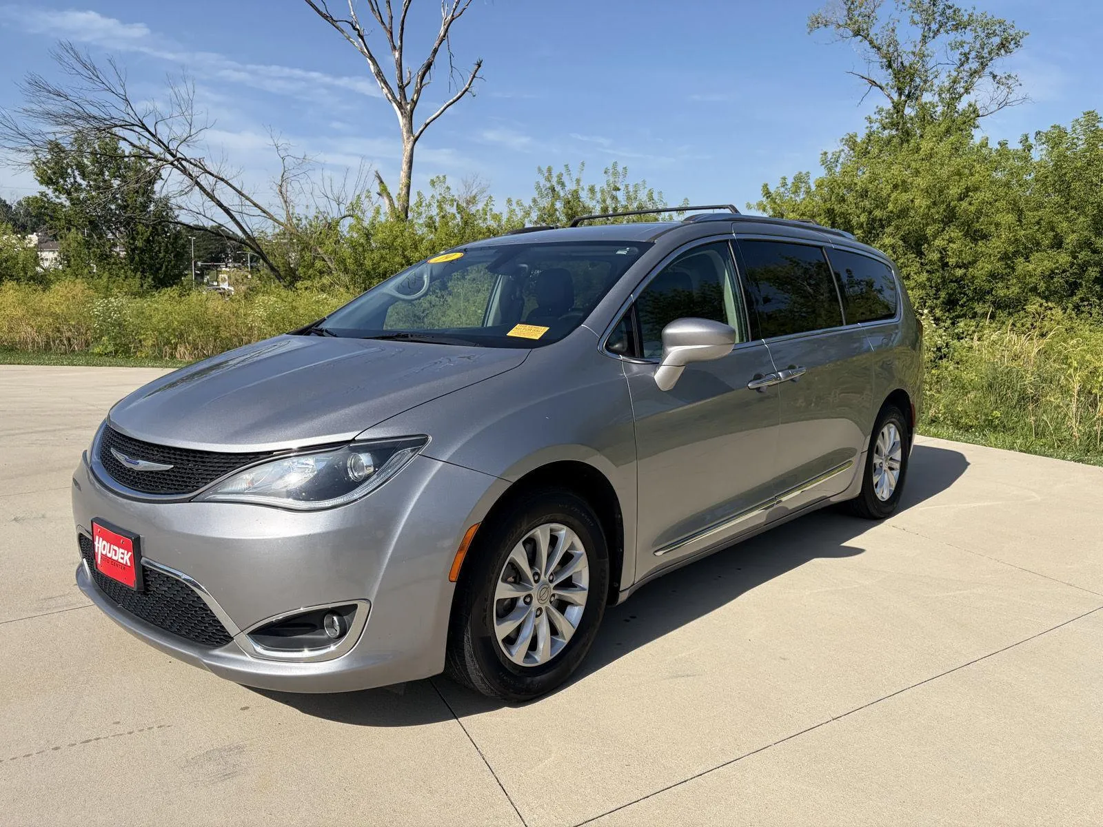 Chrysler Pacifica photo 3