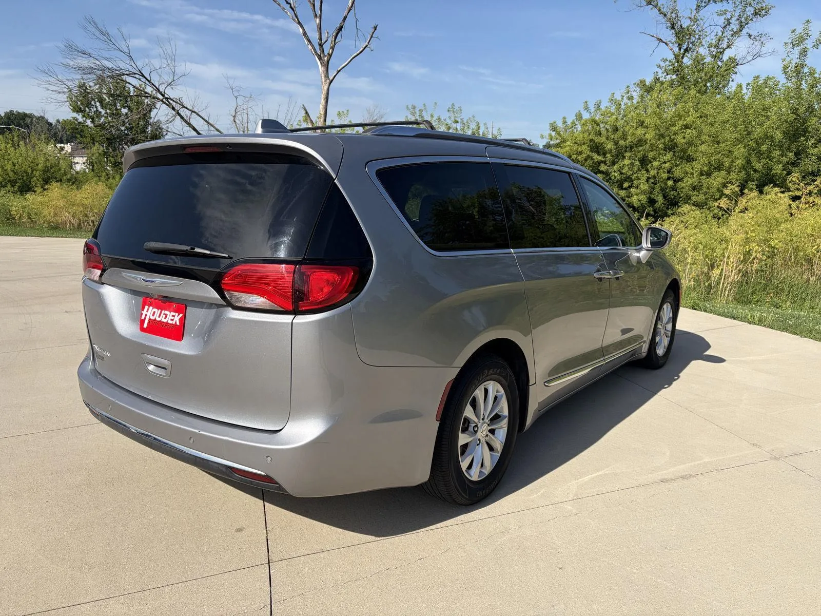 Chrysler Pacifica photo 8