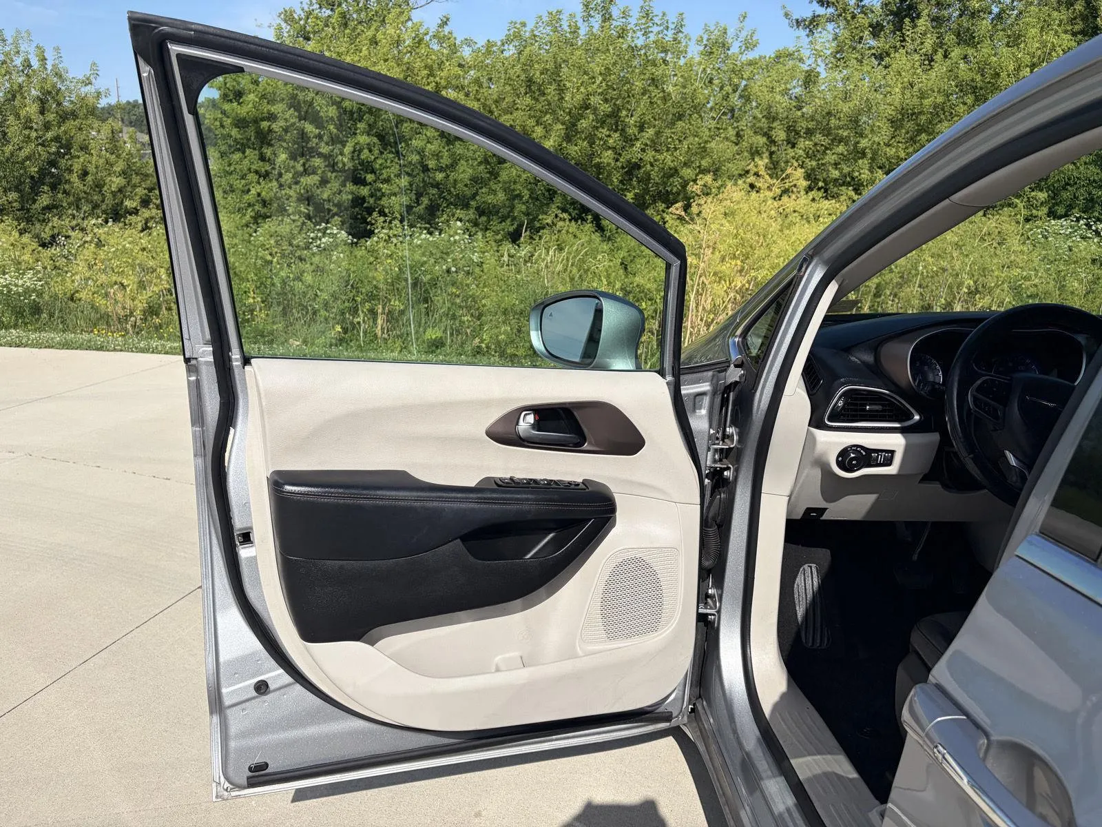 Chrysler Pacifica photo 9