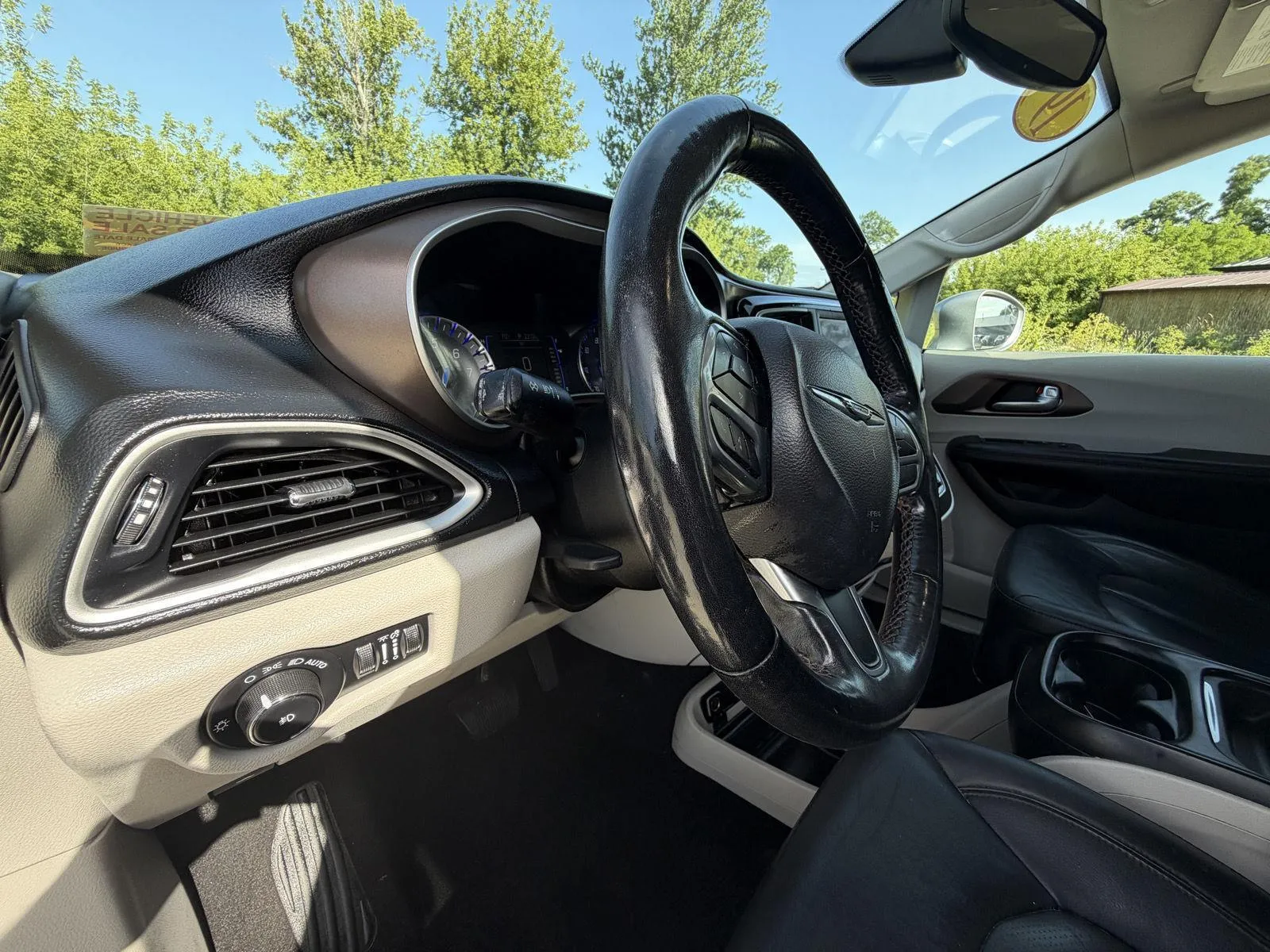 Chrysler Pacifica photo 10