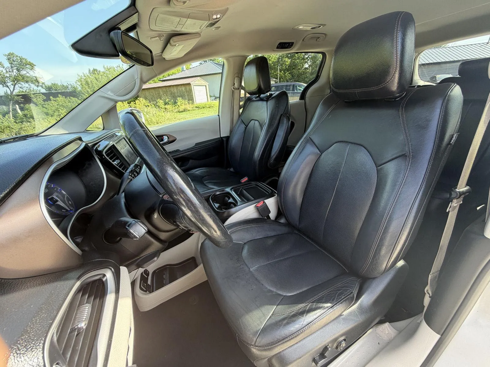 Chrysler Pacifica photo 12