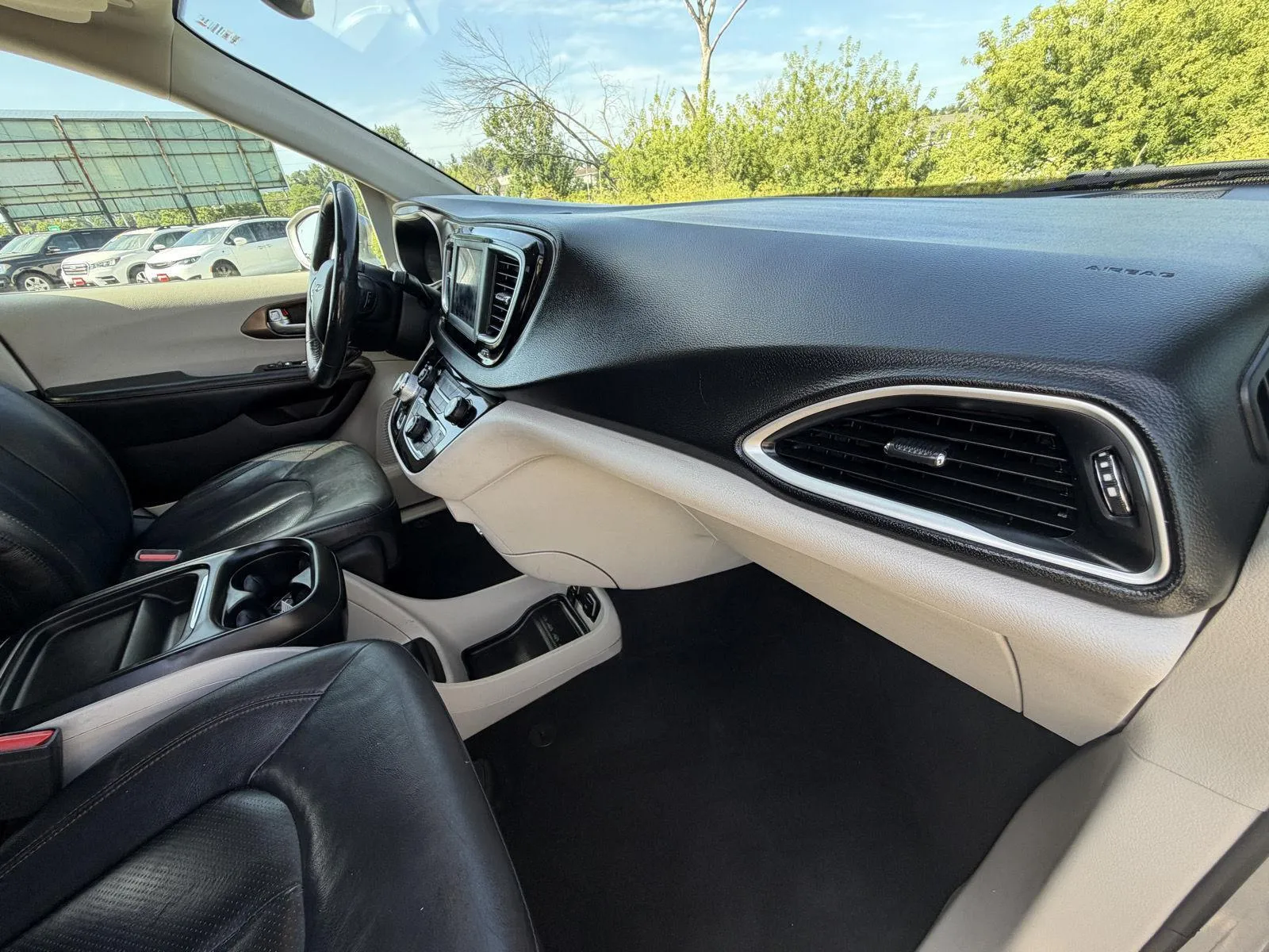 Chrysler Pacifica photo 13