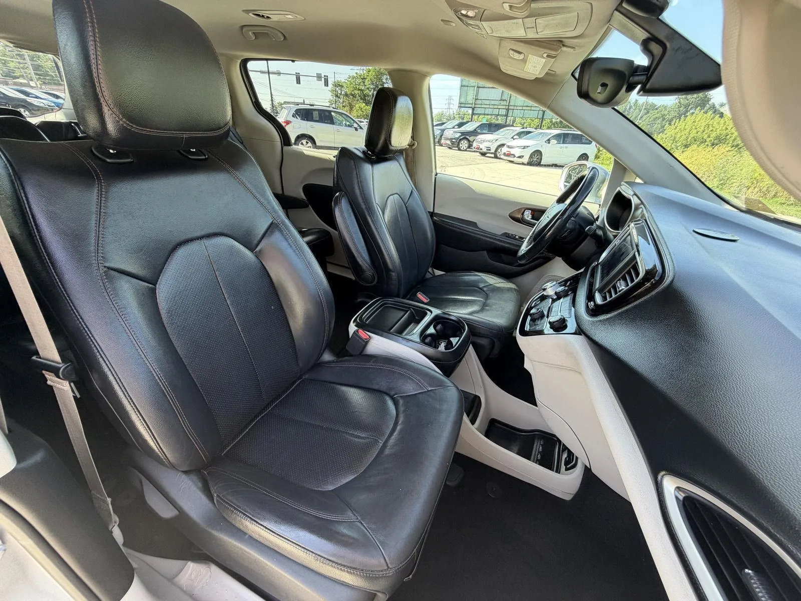 Chrysler Pacifica photo 14