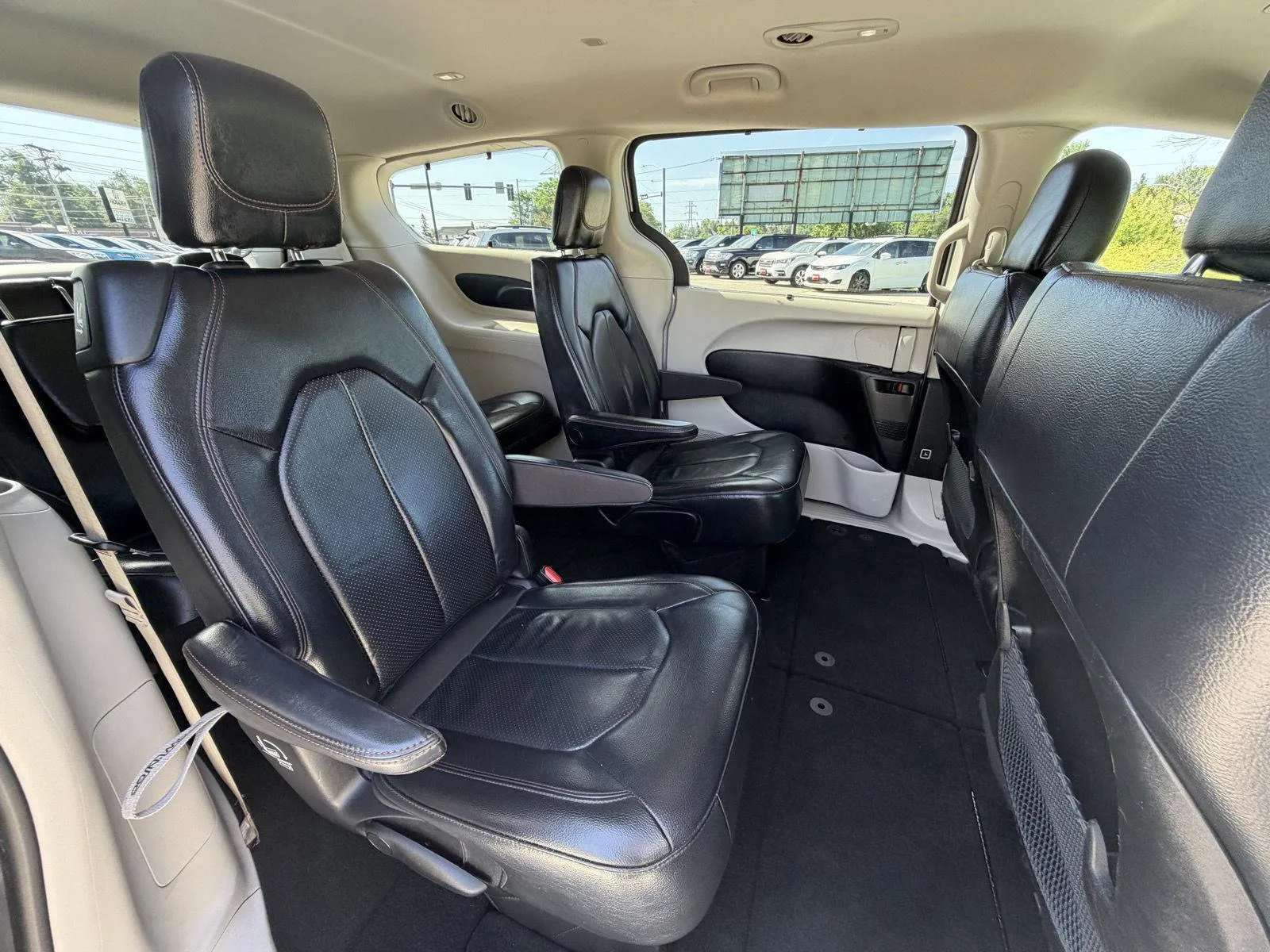 Chrysler Pacifica photo 15