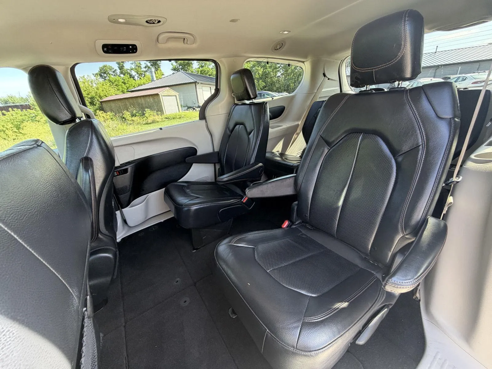 Chrysler Pacifica photo 16