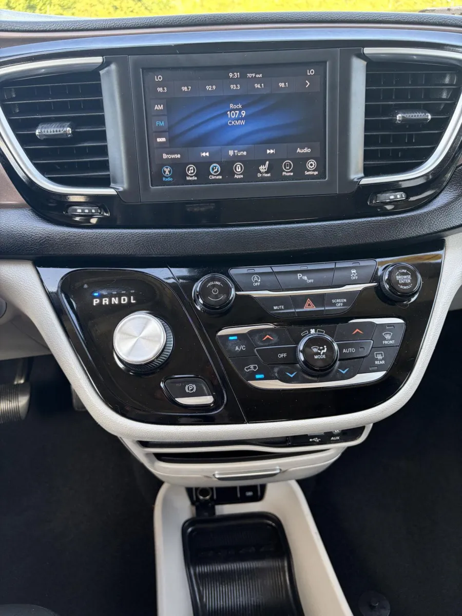 Chrysler Pacifica photo 21