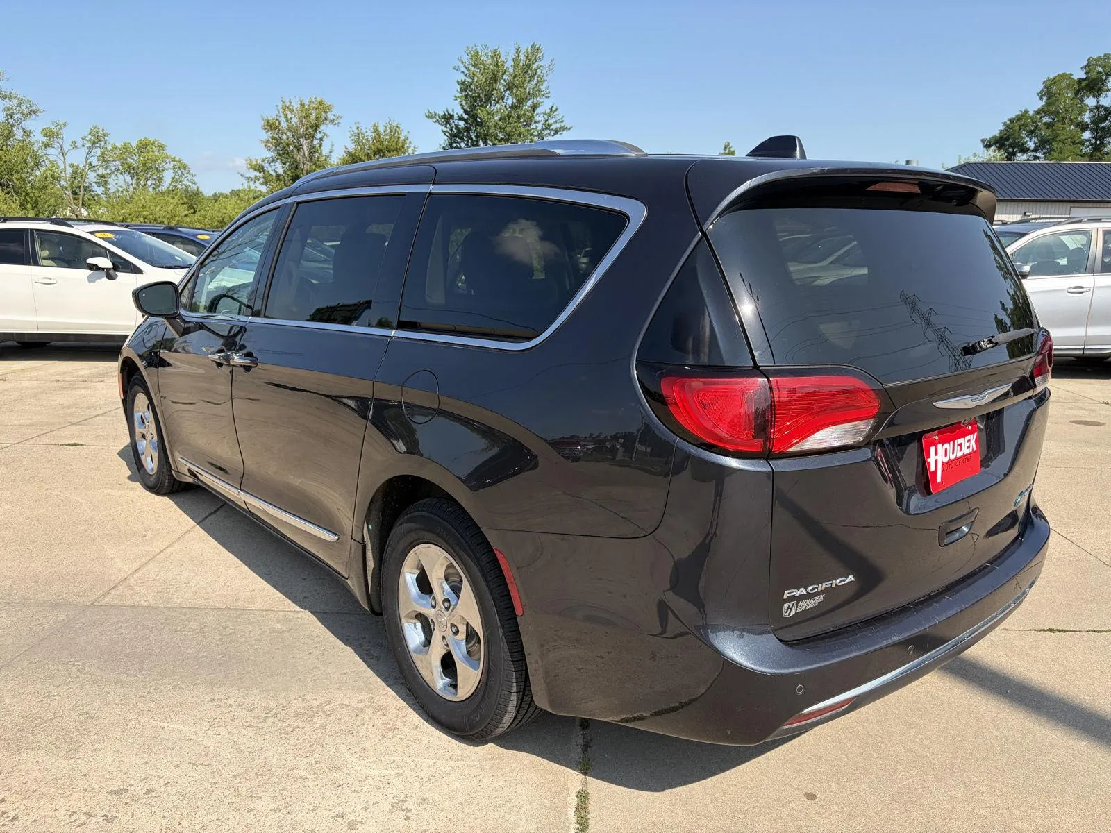 Chrysler Pacifica photo 6