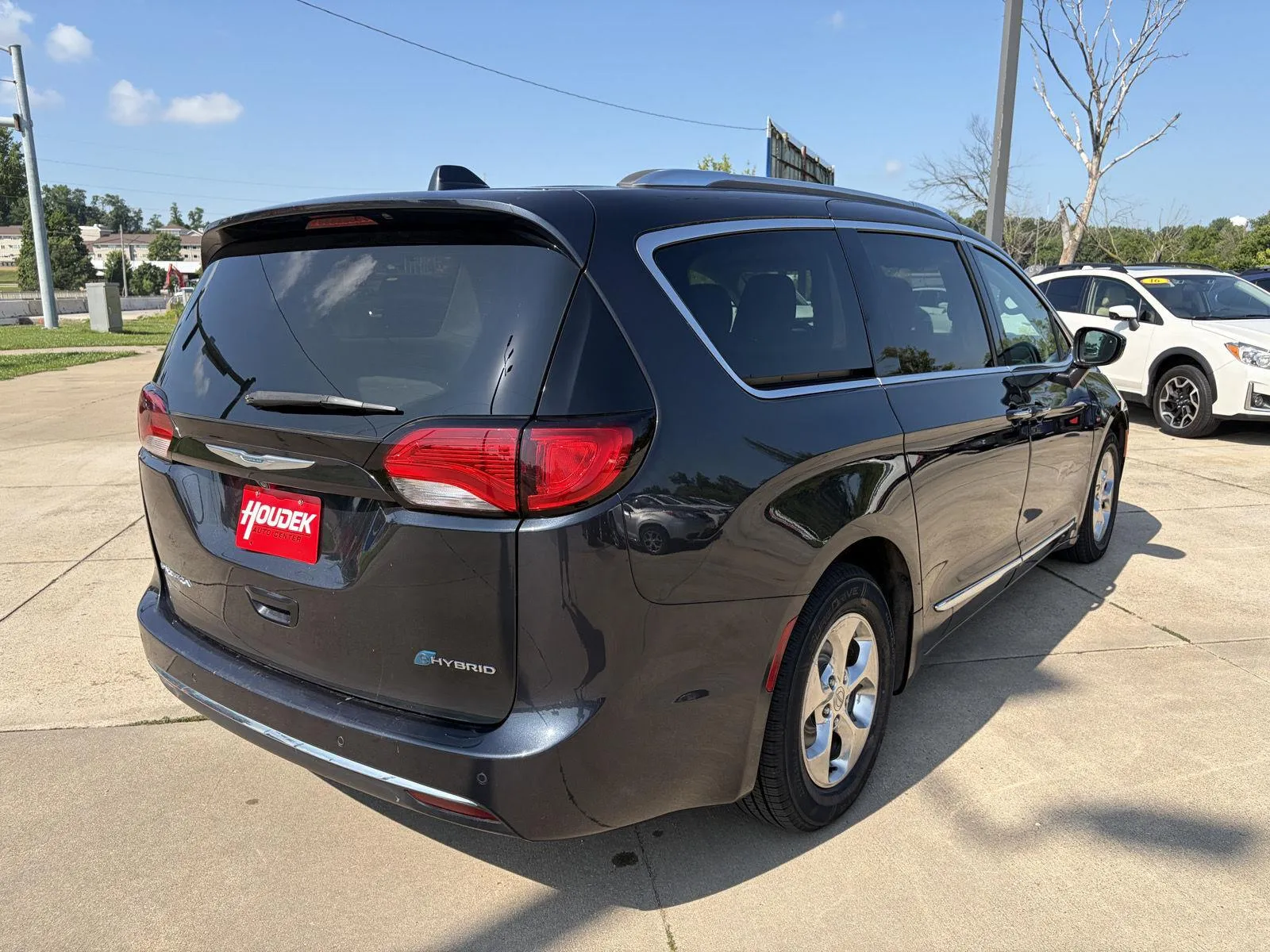 Chrysler Pacifica photo 8