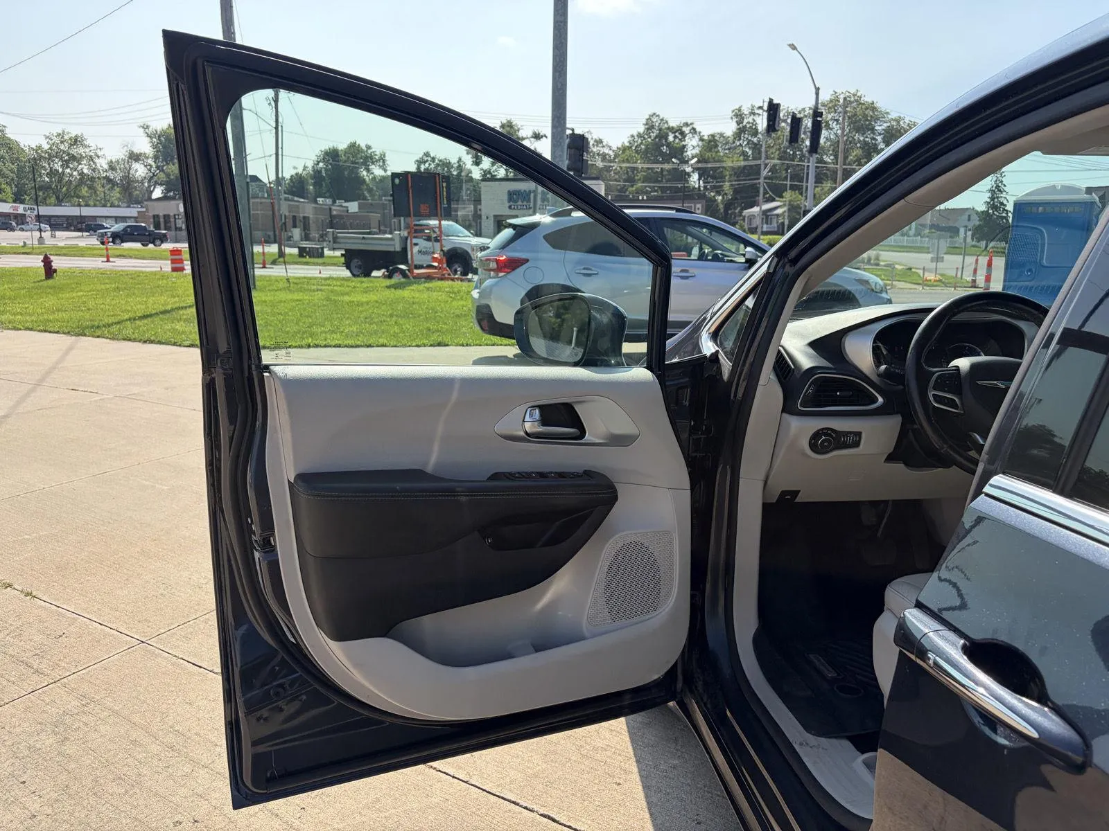 Chrysler Pacifica photo 10