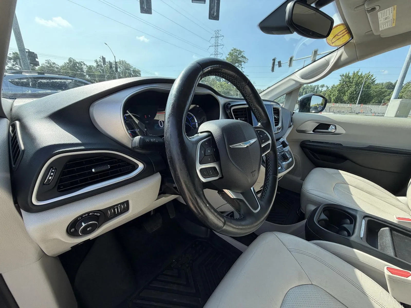 Chrysler Pacifica photo 11