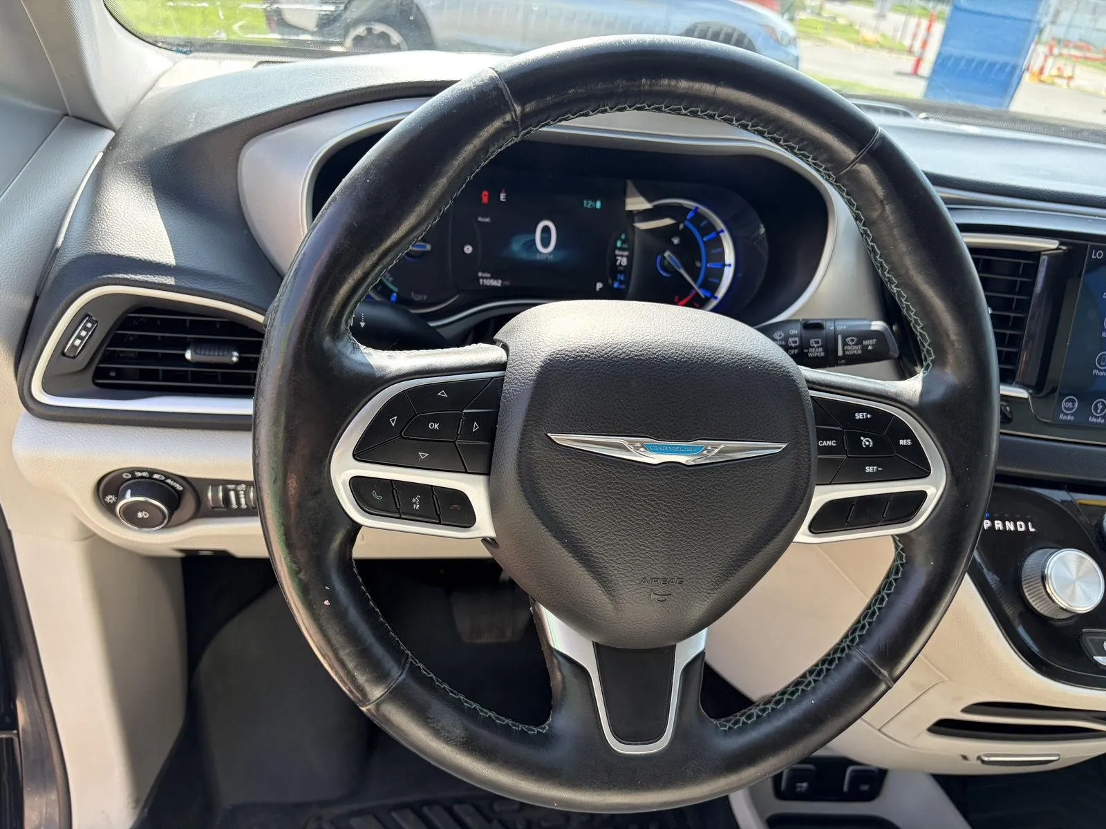 Chrysler Pacifica photo 12